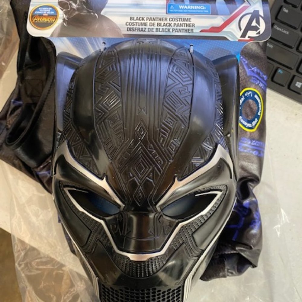 Marvel Black Panther Light-Up Costume for Boys 5/6 (NEW)